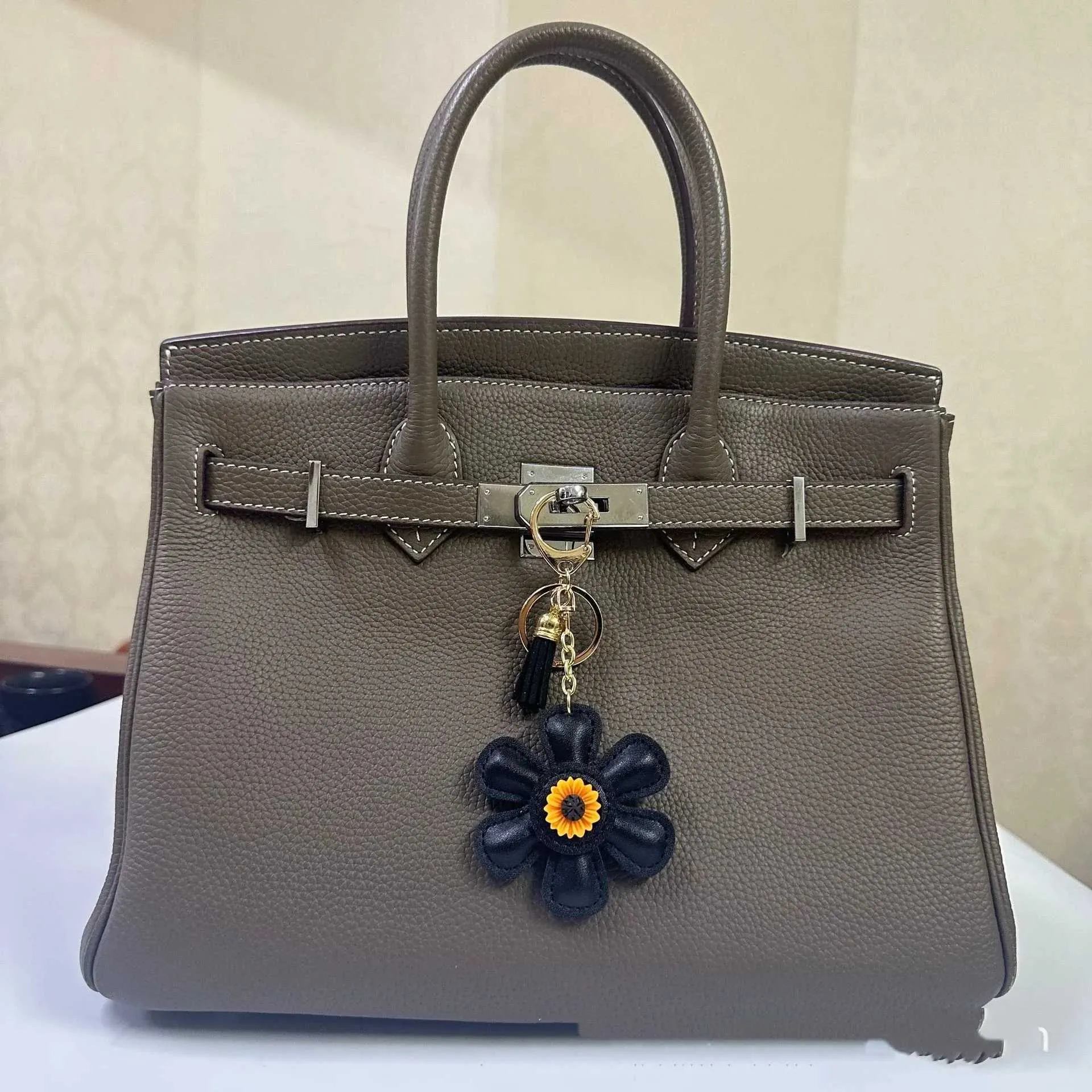 Suower Tasche Leder Schlüsselanhänger Valentinstag Muttertag Wer Bud Anhänger in verschiedenen Farben Y241121_voghion.com