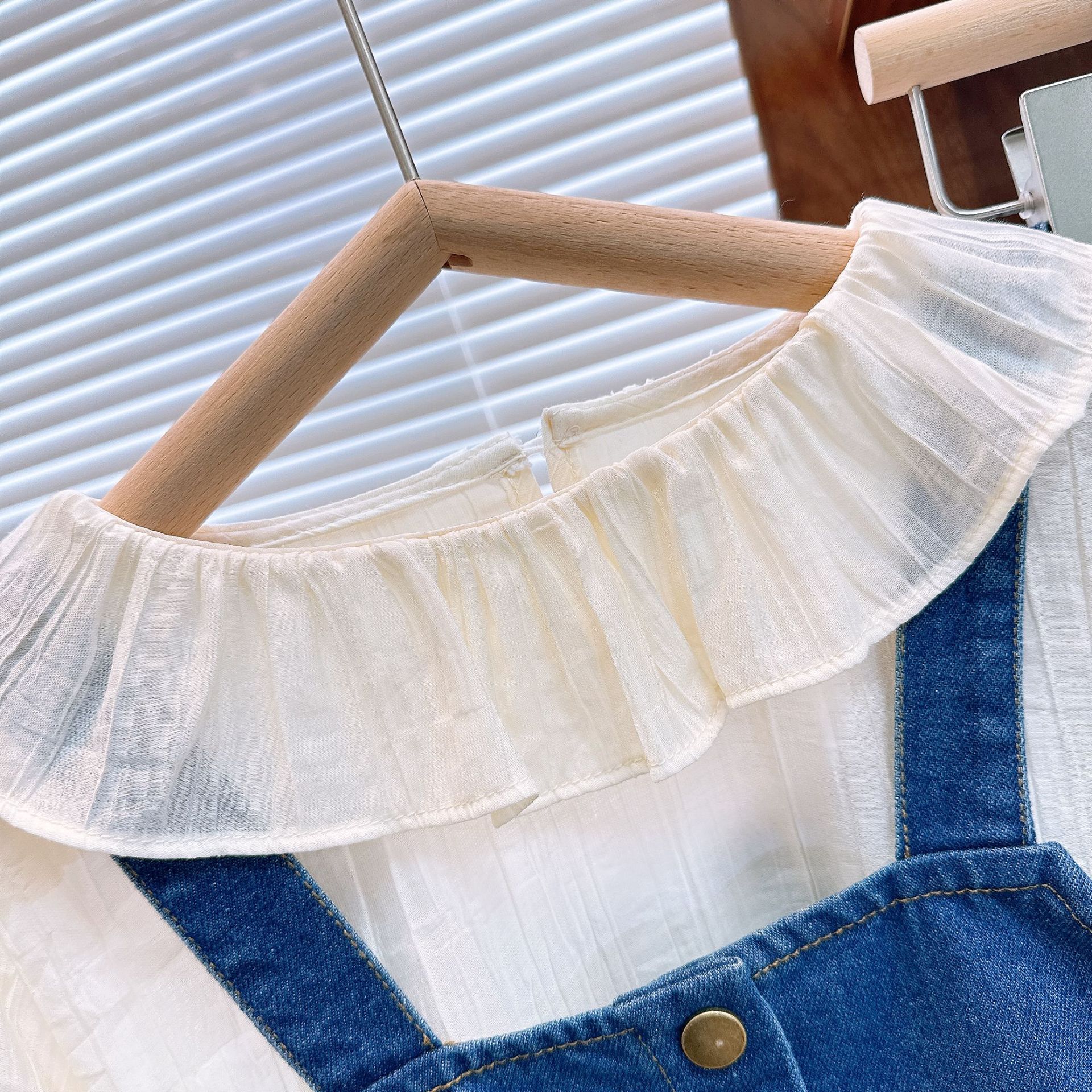 Mutter & Kinder 2024 Frühjahr und Herbst neue Mädchen süße Lotusblatt Kragen Hemd plus Denim Hosenträger dreiteiligen Anzug_voghion.com