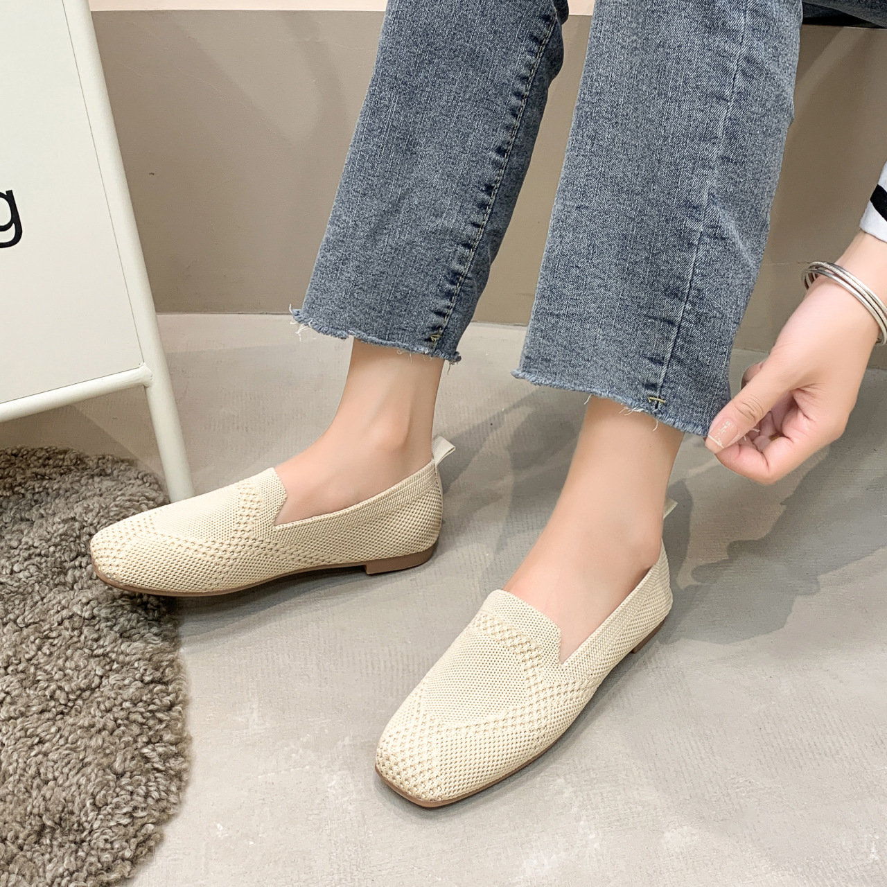 Flache Loafer mit quadratischem Kopf und einfarbiger Damensohle_voghion.com