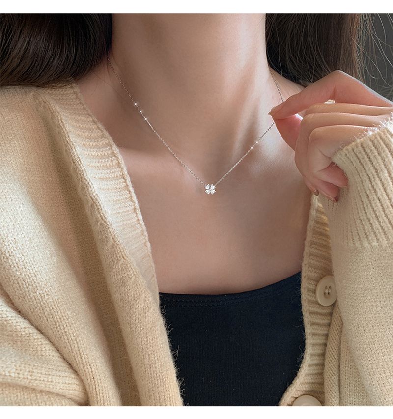 Collana con catena a clavicola in argento con quattro foglie, stile freddo, stile femminile, alla moda, semplice e squisita_voghion.com
