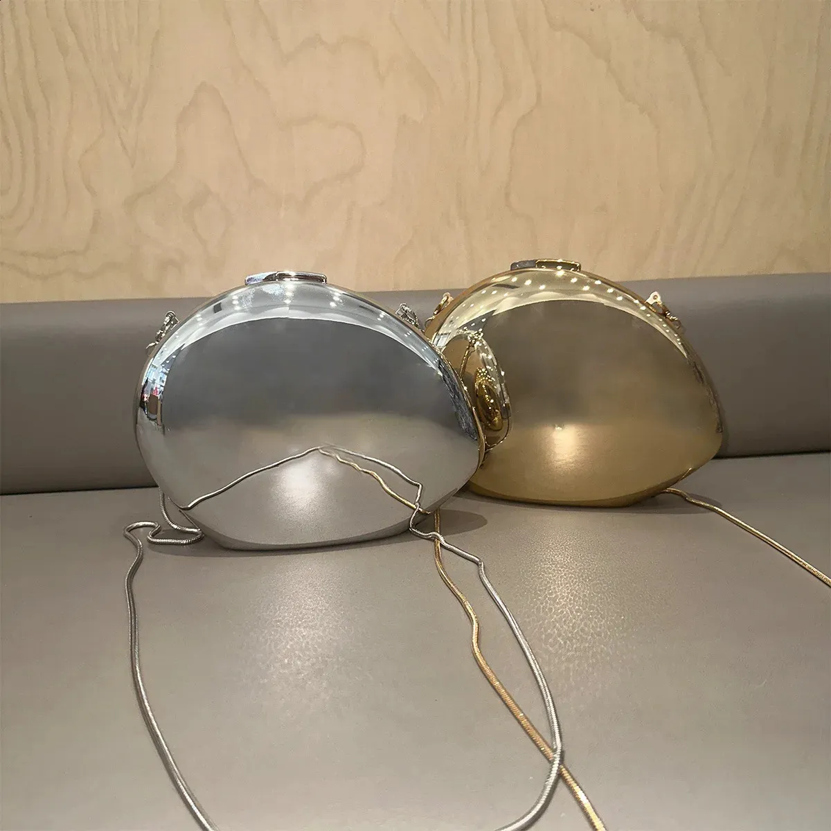 Bolso de mano con forma de concha de metal de nicho, superficie de espejo lisa, plateado y dorado, bonito bolso de mano para fiesta de noche para mujer, venta al por mayor 2024_voghion.com