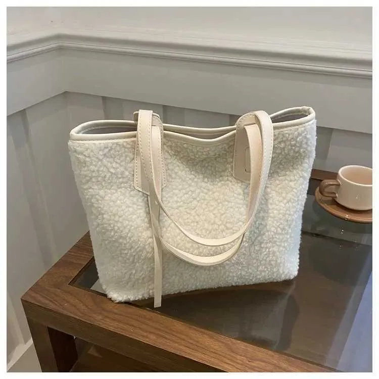 Sac à main en peluche à la mode de grande capacité pour femme, sac à bandoulière polyvalent de couleur unie, décontracté et chaud Y241216_voghion.com