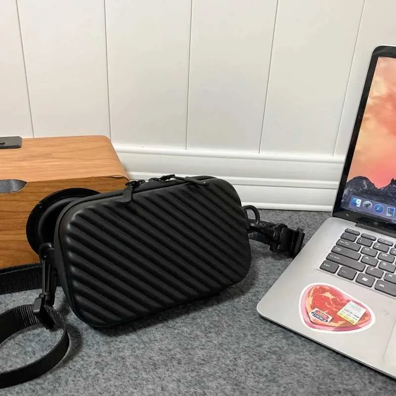 Semplice e leggero, unisex, alla moda, a righe diagonali, borsa a tracolla morbida in pelle PU, con conchiglia pressata, da uomo, messenger Ba241021_voghion.com