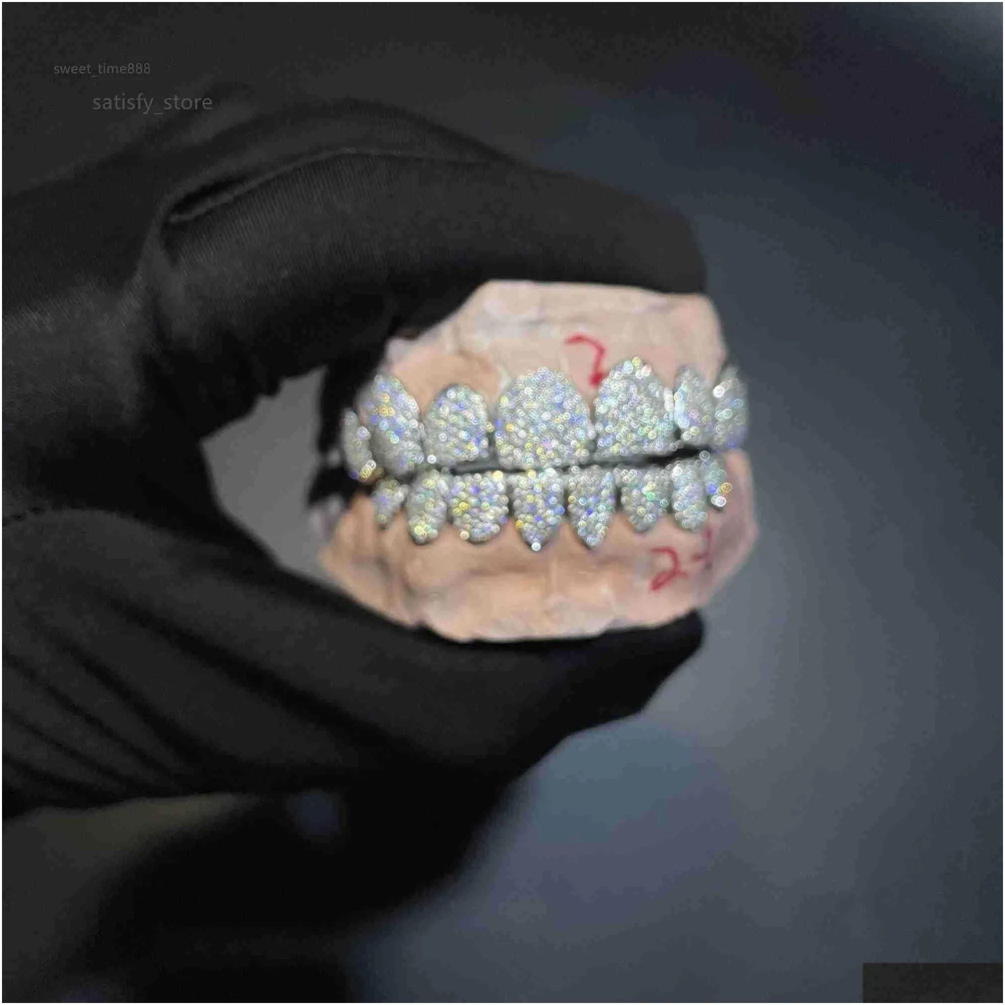 Naszyjniki z wisiorkami na zamówienie Grille dentystyczne Iced Out Sterling Sier Prawdziwa biżuteria ze złota Oprawa zygzakowa Vvs Moissanite_voghion.com