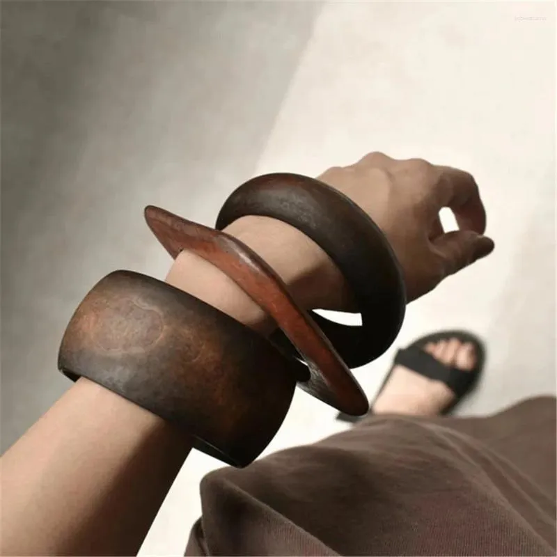 Bracciale rigido in legno elegante donna, gioiello geometrico_voghion.com