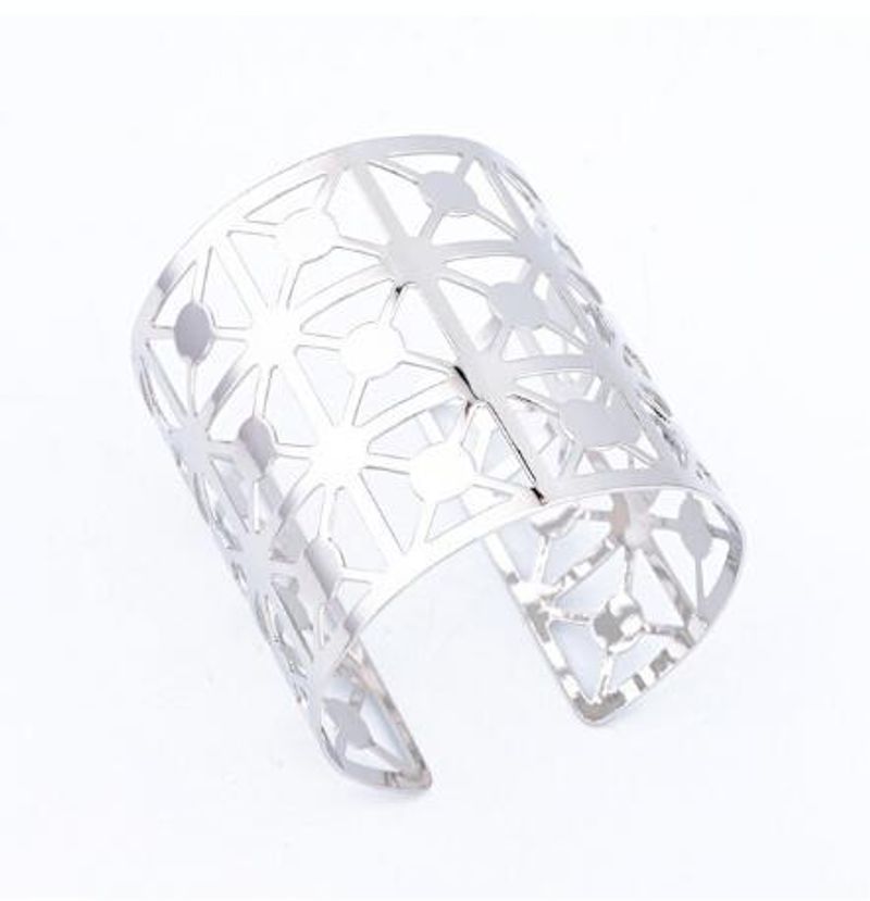 Decorative Heart Shaped Metal Armband Ethnic Style Bangle_voghion.com