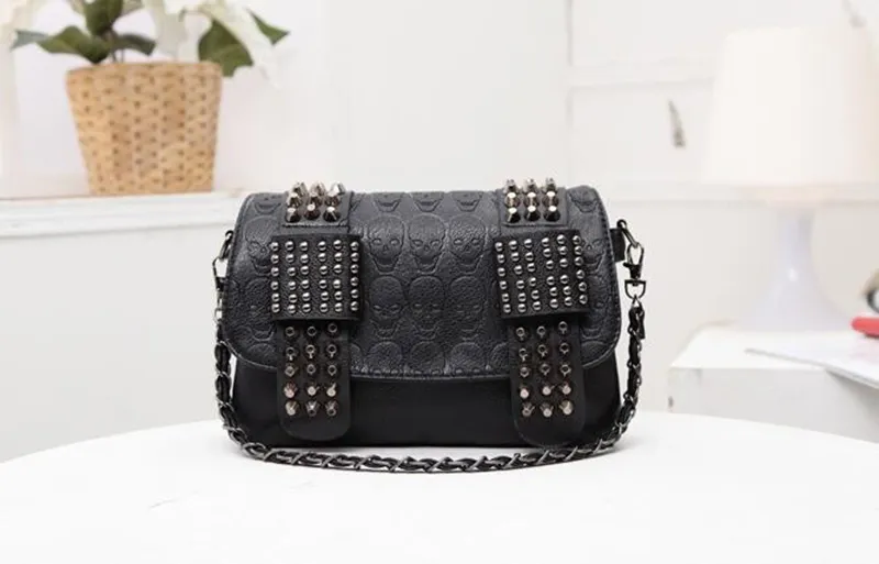 Yogodlns Borsa a tracolla vintage da donna in pelle nera con teschio e rivetti_voghion.com