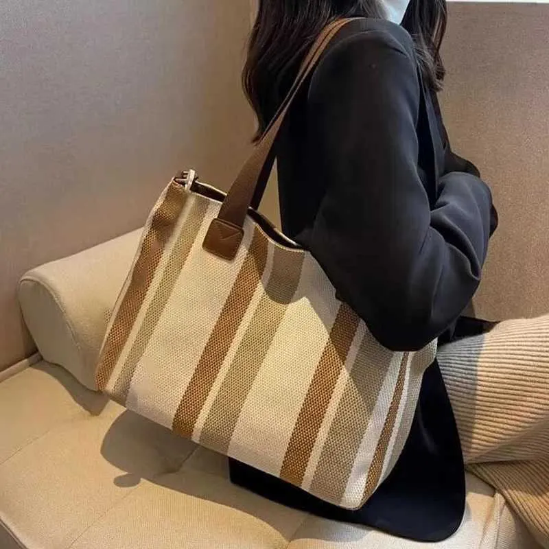 Large capacity canvas handbag Y241109_voghion.com