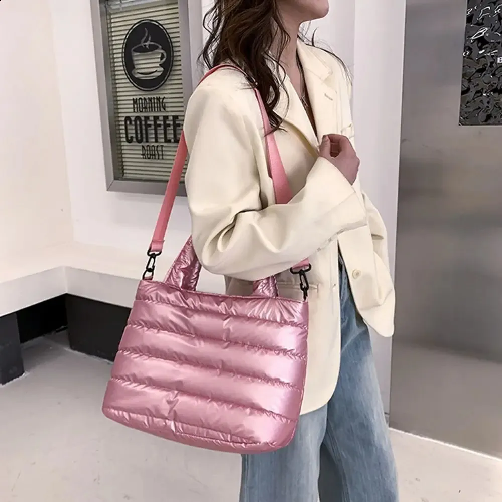 Bolsa tote puffer tiracolo acolchoada leve estofada transversal_voghion.com