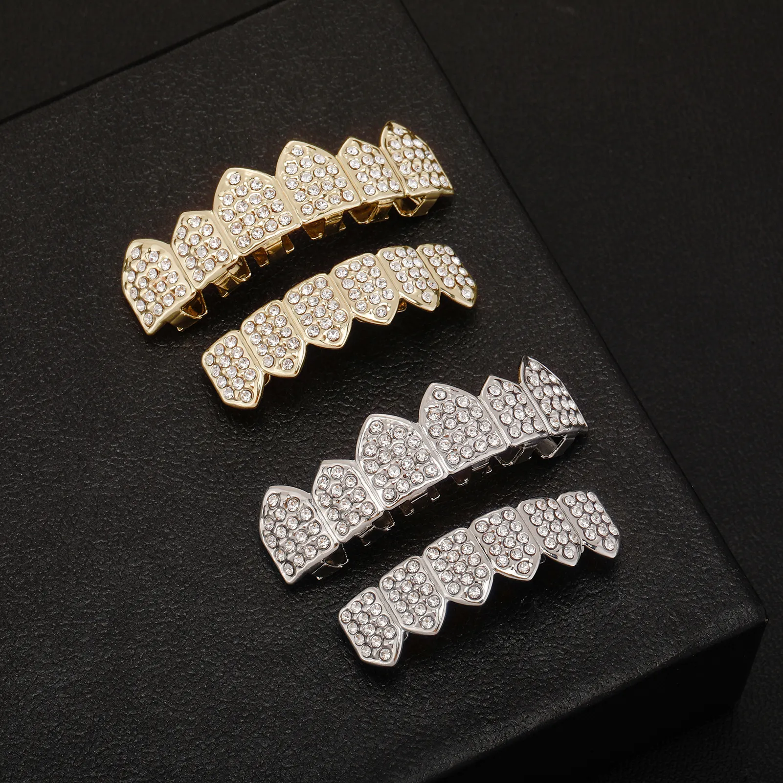 Oikea kulta Vampire Teeth Fang Grillz Punk Hip Hop CZ Cubic Zirkonia Poker Kirjaimet Iced Out Dia Grillit Hammasraudat Hammassuojat_voghion.com