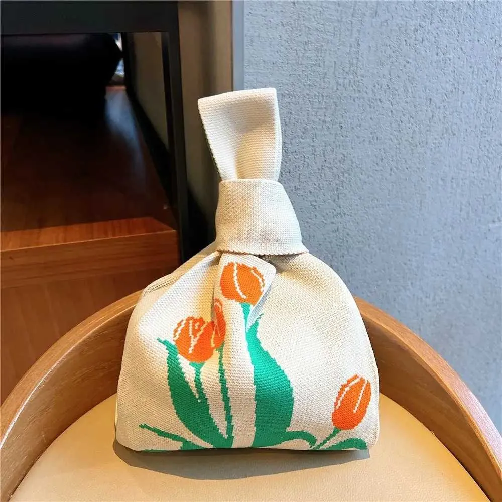 Large capacity small Warm V-handbag portable storage bag for going out Korean Versi knitted handbag Y241106_voghion.com