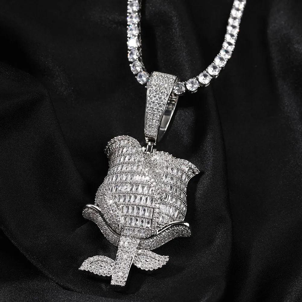 Collier pendentif fleur de rose avec zircon et plaqué or_voghion.com