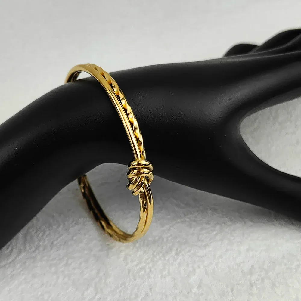 Knotted cuff armband i rostfritt stål guldpläterad dam_voghion.com