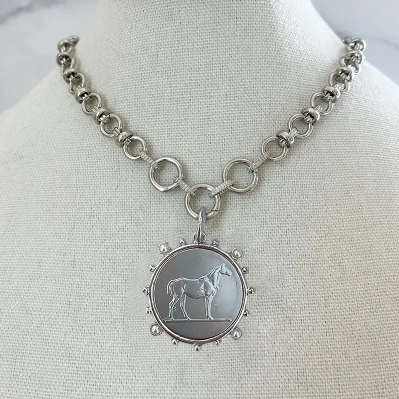 Collier pendentif médaillon cheval en acier inoxydable unisexe_voghion.com
