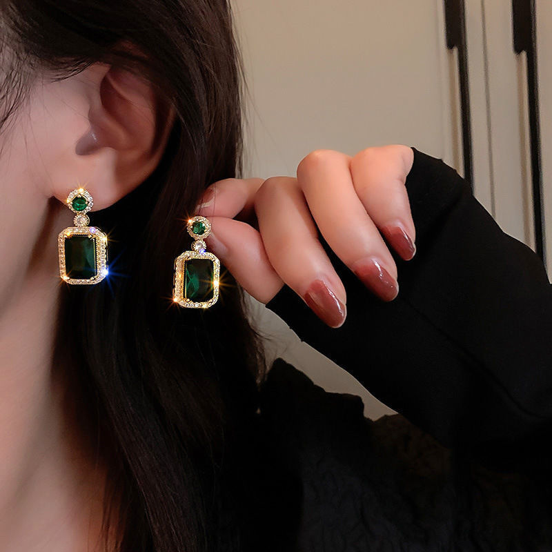 Square zircon light geometric titanium steel necklace with retro niche design, high end atmosphere cone chain_voghion.com