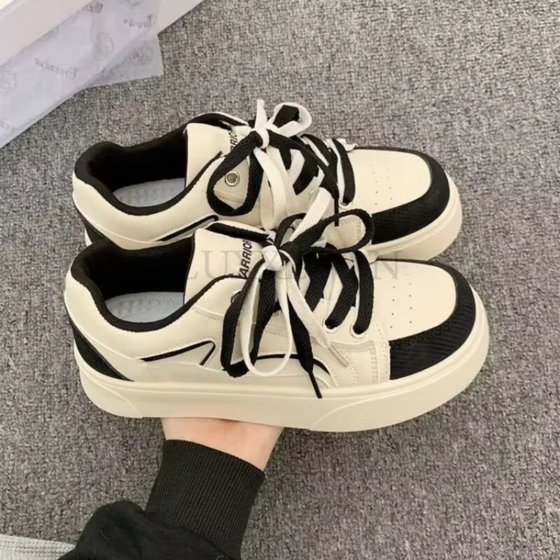 Nuove scarpe bianche versatili da donna, coreane, con blocchi di colore, primavera e autunno, suole spesse, comode e alla moda._voghion.com