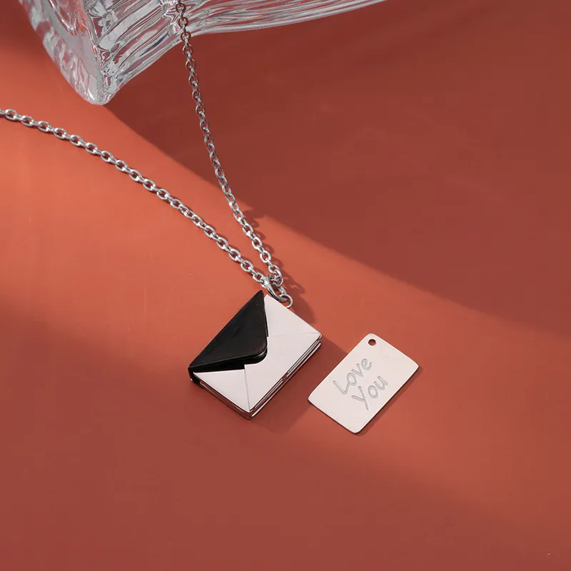 Collier avec pendentif en forme d'enveloppe et de chaîne avec message secret caché Love You en or rose et argent_voghion.com