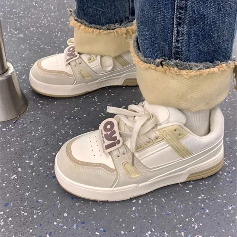 Chaussures blanches printemps-automne, design tendance, style féminin, semelles fines, collégiennes_voghion.com