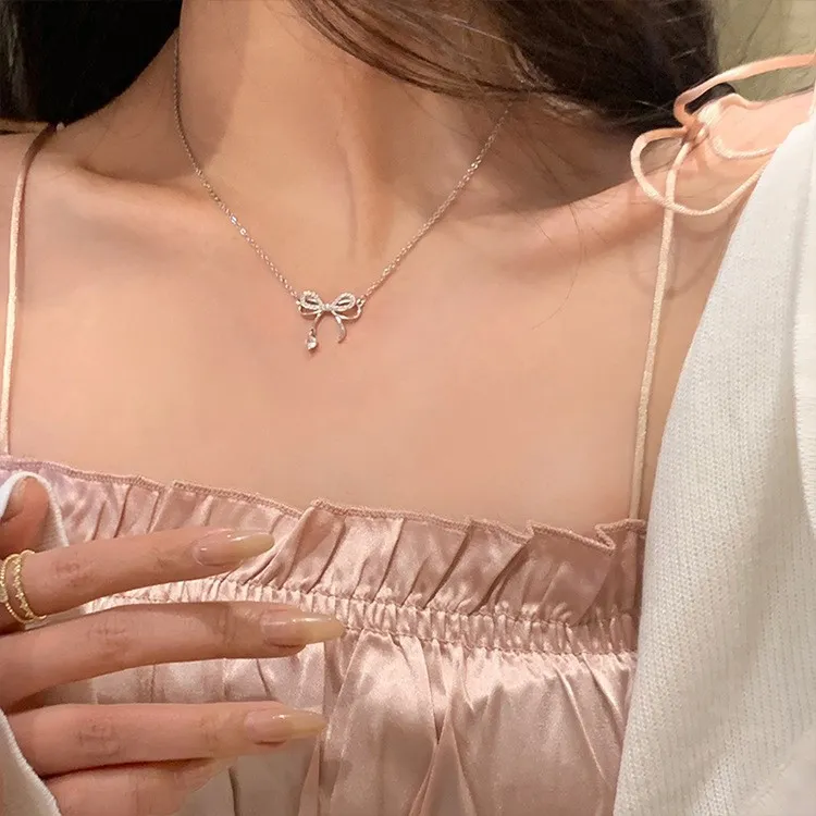 Chains Color Galaxy Pearl Necklace Female Butterfly Indifferent Light Flash Diamond Niche Clavicle Chain_voghion.com