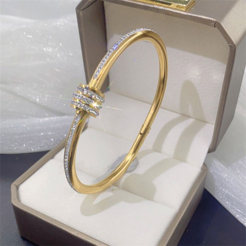 Bracciale Rhies con placcatura in acciaio al titanio geometrico alla moda_voghion.com