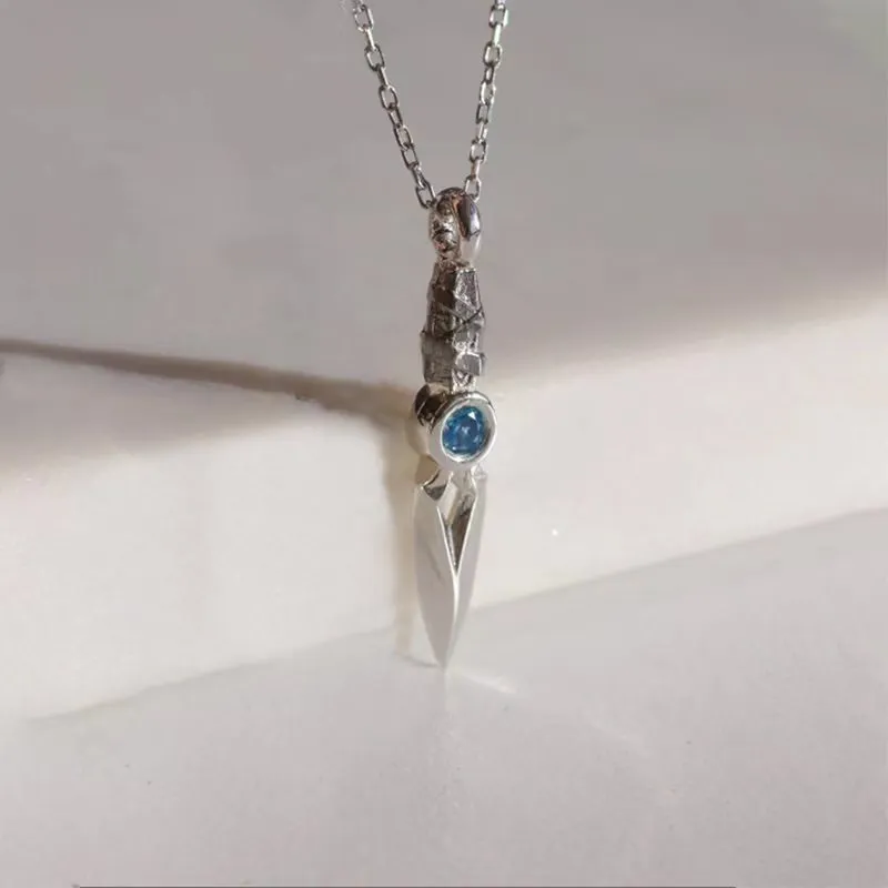 Collier avec pendentif en forme de poignard incrusté de zircone cubique bleue pour hommes et femmes, bijoux exquis pour joueurs_voghion.com