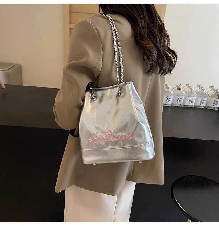 Borsa a secchiello in pelle da donna con ricamo e tracolla_voghion.com