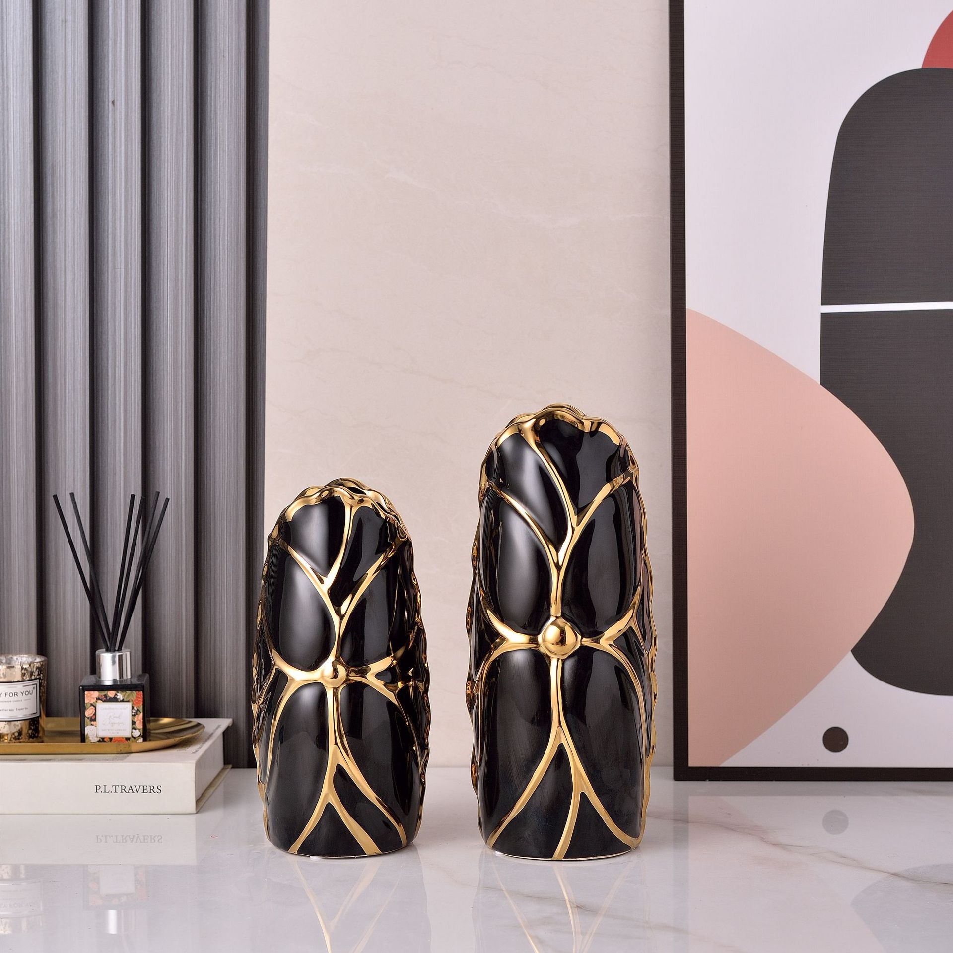 Moderne Keramikvase in Schwarz und Gold – Elegantes florales Wohndekor für Wohnzimmer, Schlafzimmer, Büro – handgefertigtes glasiertes Porzellan-Mittelstück