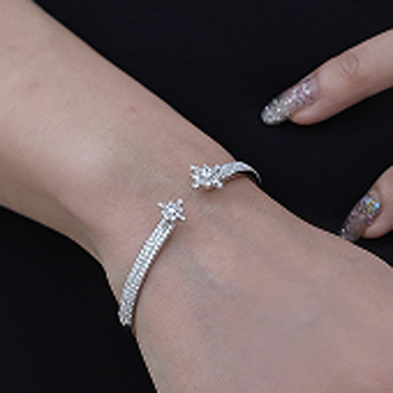 Anello donna con stella e zirconi design minimalista di lusso_voghion.com