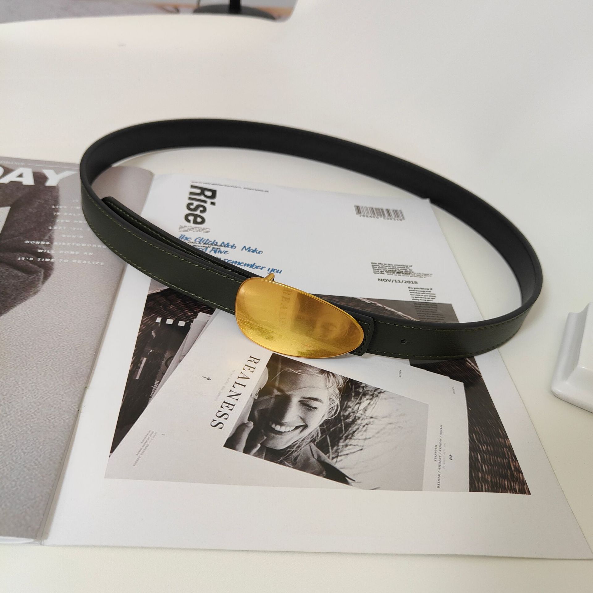 Cinto feminino em couro legítimo com fivela oval minimalista_voghion.com