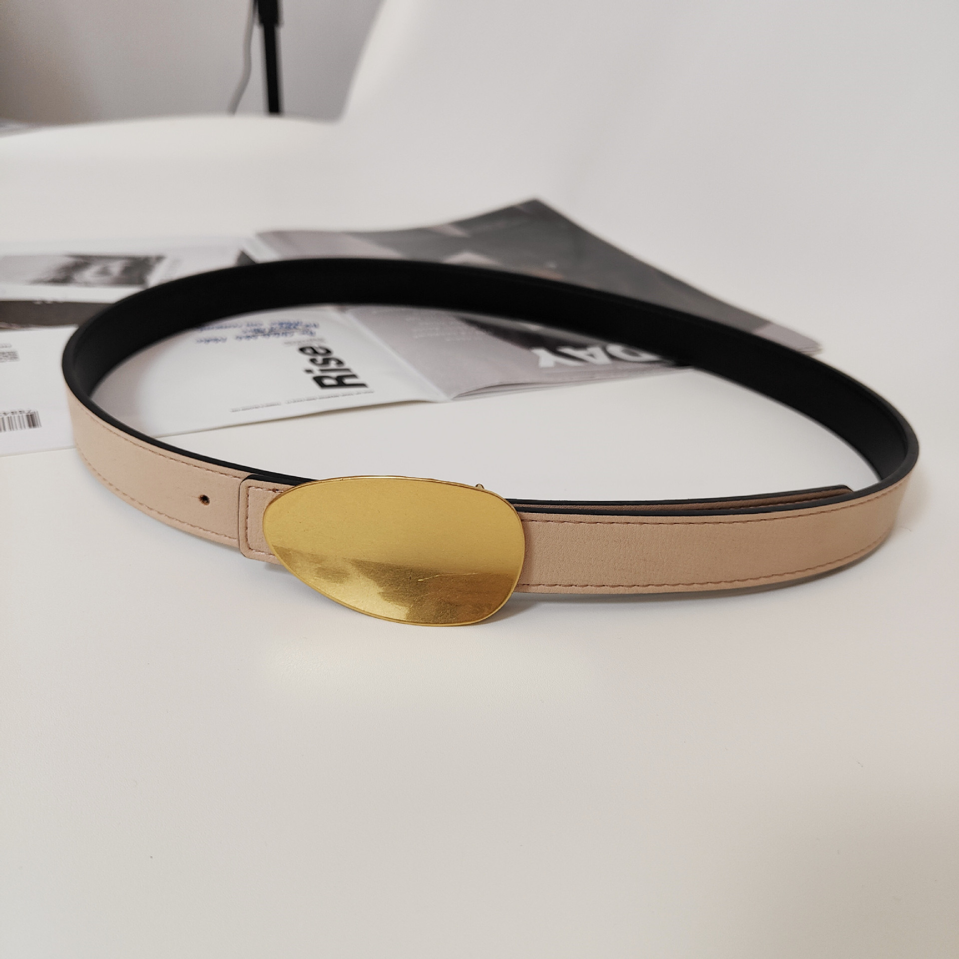 Cinto feminino em couro legítimo com fivela oval minimalista_voghion.com