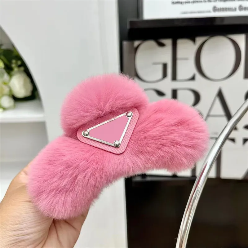 Prd Agrafe pufoase Triunghi Designer Agrafe pentru femei Fuzzy Letters Agrafă cu gheare Furry Winter Warm Hair Pin Designers Fete_voghion.com