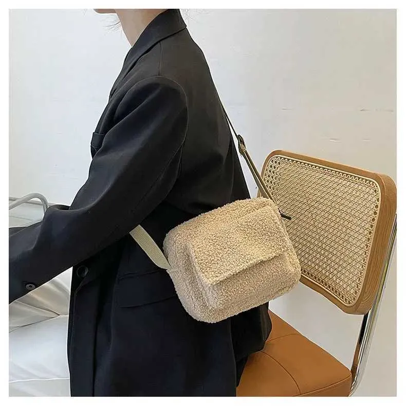 2024 Nouveau Tissu En Peluche Femmes Épaule Bandoulière Petit Mode Laine D'agneau Fourrure Moelleuse Hiver Femme Sac Designer_voghion.com