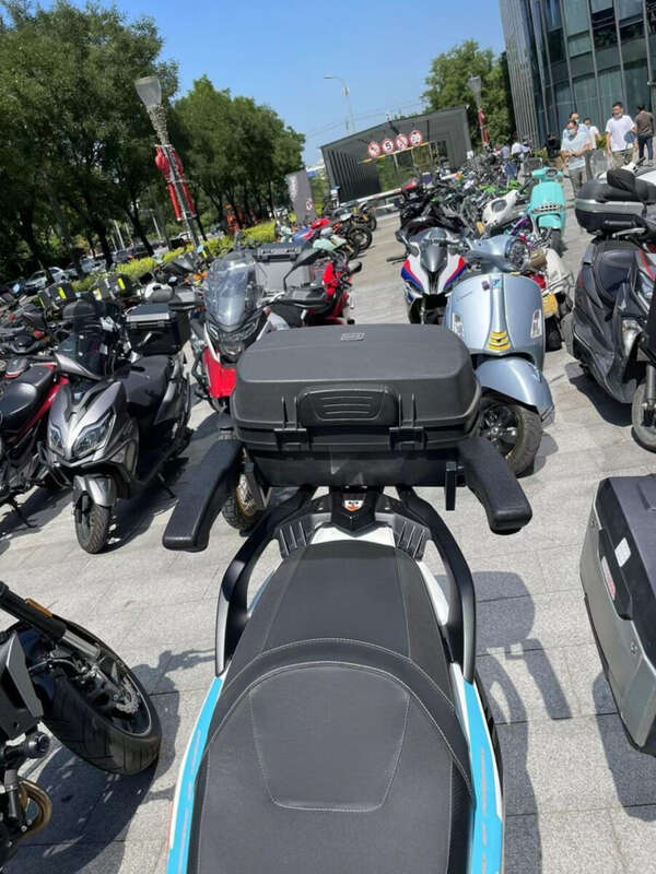 VB7 Motorrad Rücksitz Modifiziertes Zubehör Elektrofahrzeug Universelle Sicherheit Kinderarmlehne Verdickt Faltbar_voghion.com