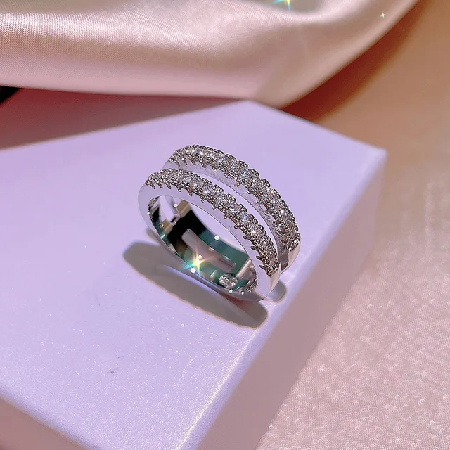 Elegant kvinna med stor vattendroppe i zirkonsten, elegant ring för kvinnor, lovar kärlek, alla hjärtans dag-presenter_voghion.com