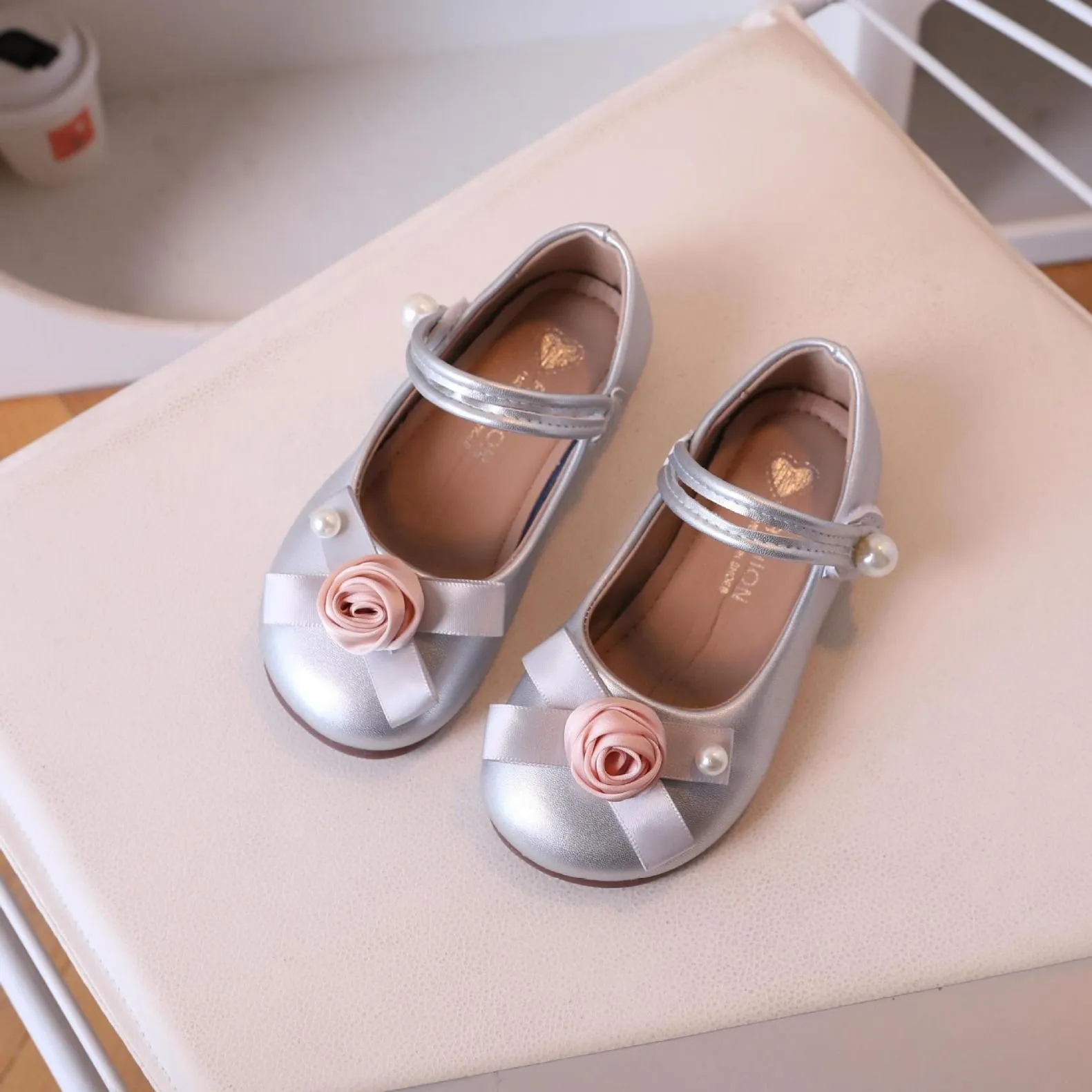 2025 nuevos zapatos de princesa de cuero para niños, zapatos Mary Janes para bebés, zapatos planos para niños pequeños, vestido de baile para niñas_voghion.com
