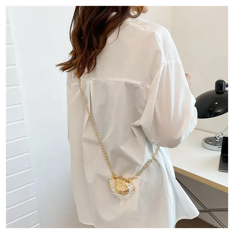 Borsa a mano con catena lunga in metallo Mini borsa a mano di alta qualità Oro Argento Cristallo Donna Pochette da sera er Borsa traforata 241212_voghion.com