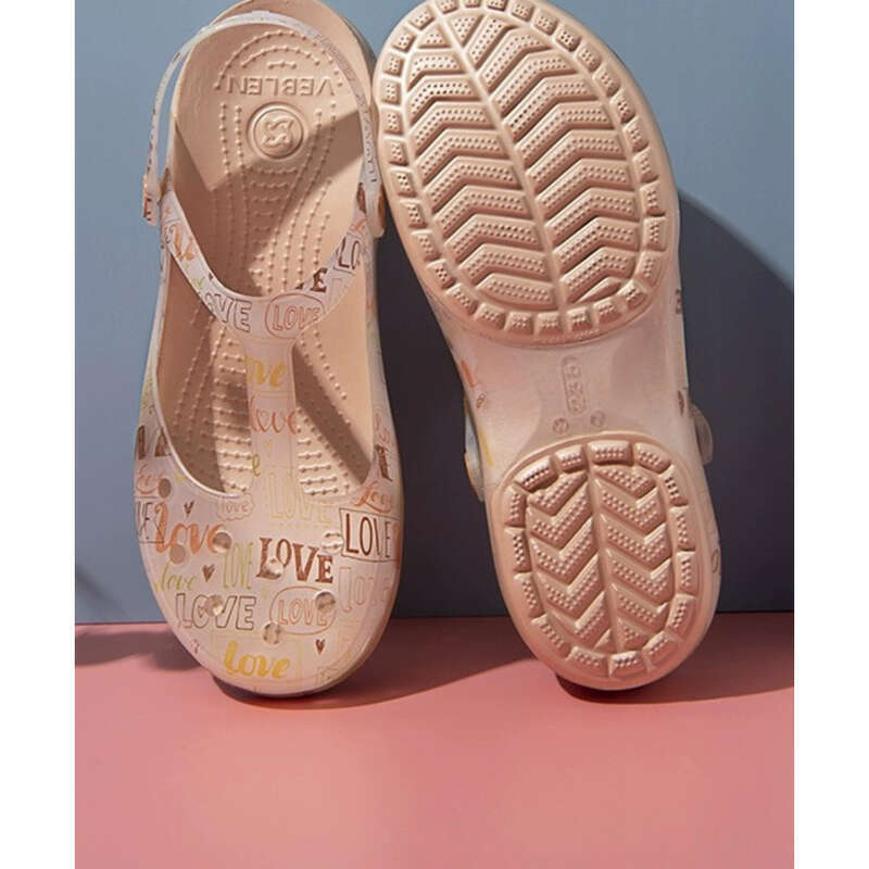 Strand im Sommer, im Freien mit einer perforierten Hacke, Gartenhacke für Frauen,_voghion.com