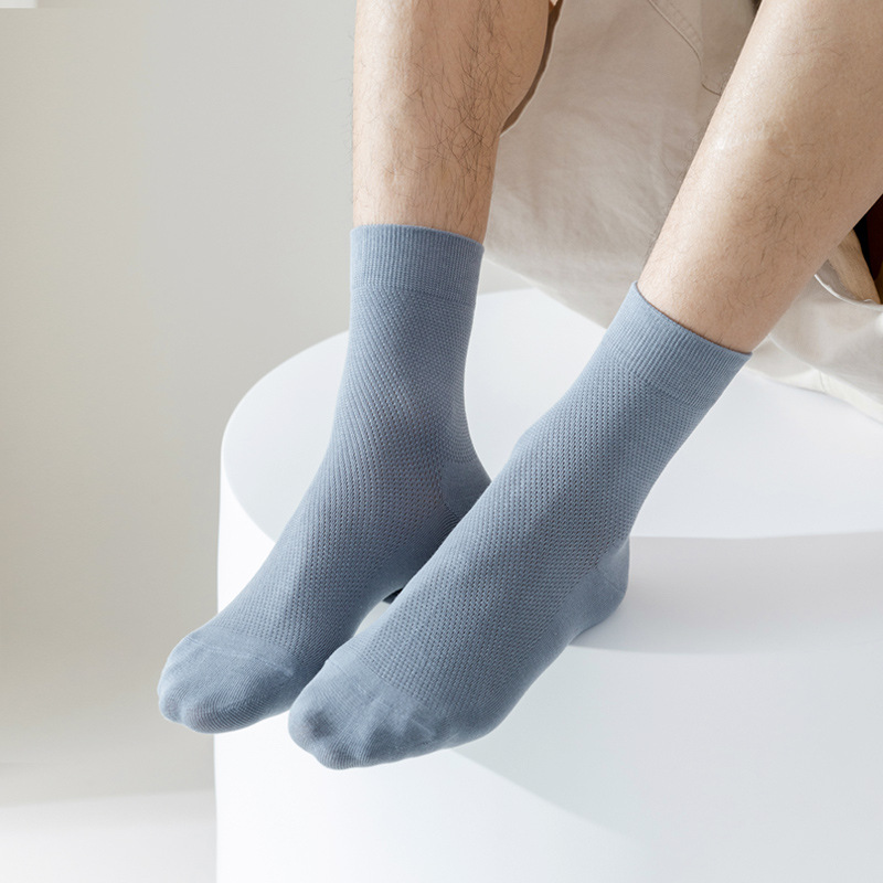 1 par de calcetines de hombre Zhuji en el medio del tubo de verano de malla fina de algodón transpirable de verano desodorante absorbente de sudor calcetines largos de hombre negros_voghion.com