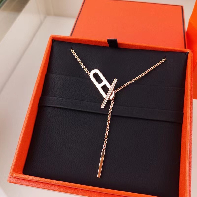 Collana in argento puro con naso di maiale Aima placcato in oro rosa con nappa OT e fibbia pendente con diamante pieno con catena a colletto di precisione_voghion.com