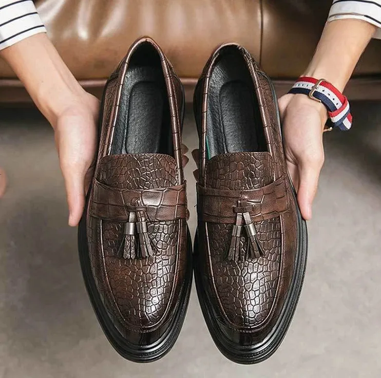 Mocassins souples à bout pointu, imprimé animal, chaussures en cuir pour hommes, chaussures décontractées rehaussantes avec pompons_voghion.com