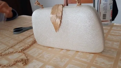 Bolsa de mão de cetim branco com fivela de folha de metal para mulheres 24 Moda feminina Bolsa de festa para bolsas de noiva_voghion.com