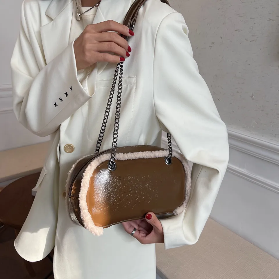 Retro-Stil Umhängetaschen Einfarbig Helles Leder Plüsch Kanten Schultertasche Designer Handtaschen Damen Shopper Totes_voghion.com