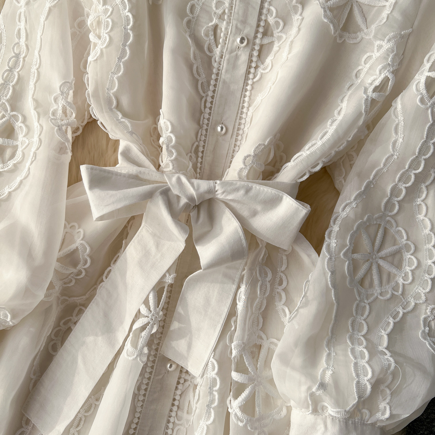 Vestido estilo palacio para mujer, nuevo estilo, bordado pesado, flor hueca, abotonado, corte entallado, largo medio, manga abullonada_voghion.com
