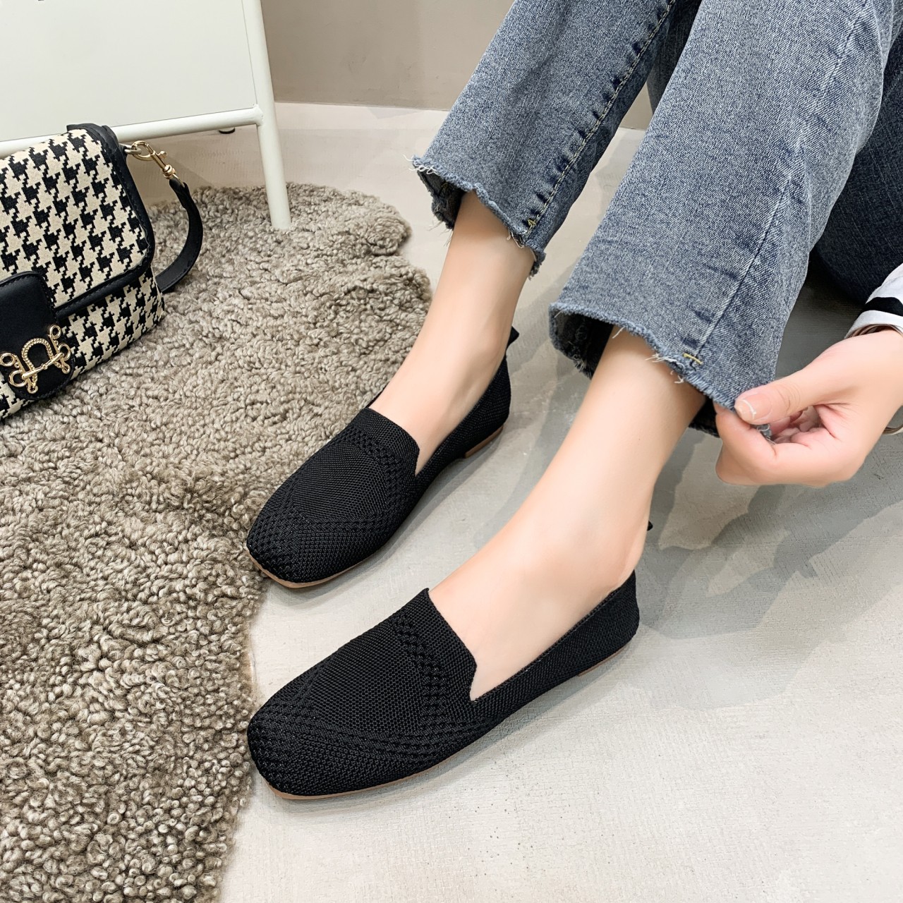 Flache Loafer mit quadratischem Kopf und einfarbiger Damensohle_voghion.com