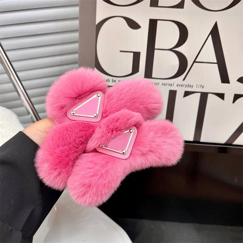 Prd Agrafe pufoase Triunghi Designer Agrafe pentru femei Fuzzy Letters Agrafă cu gheare Furry Winter Warm Hair Pin Designers Fete_voghion.com