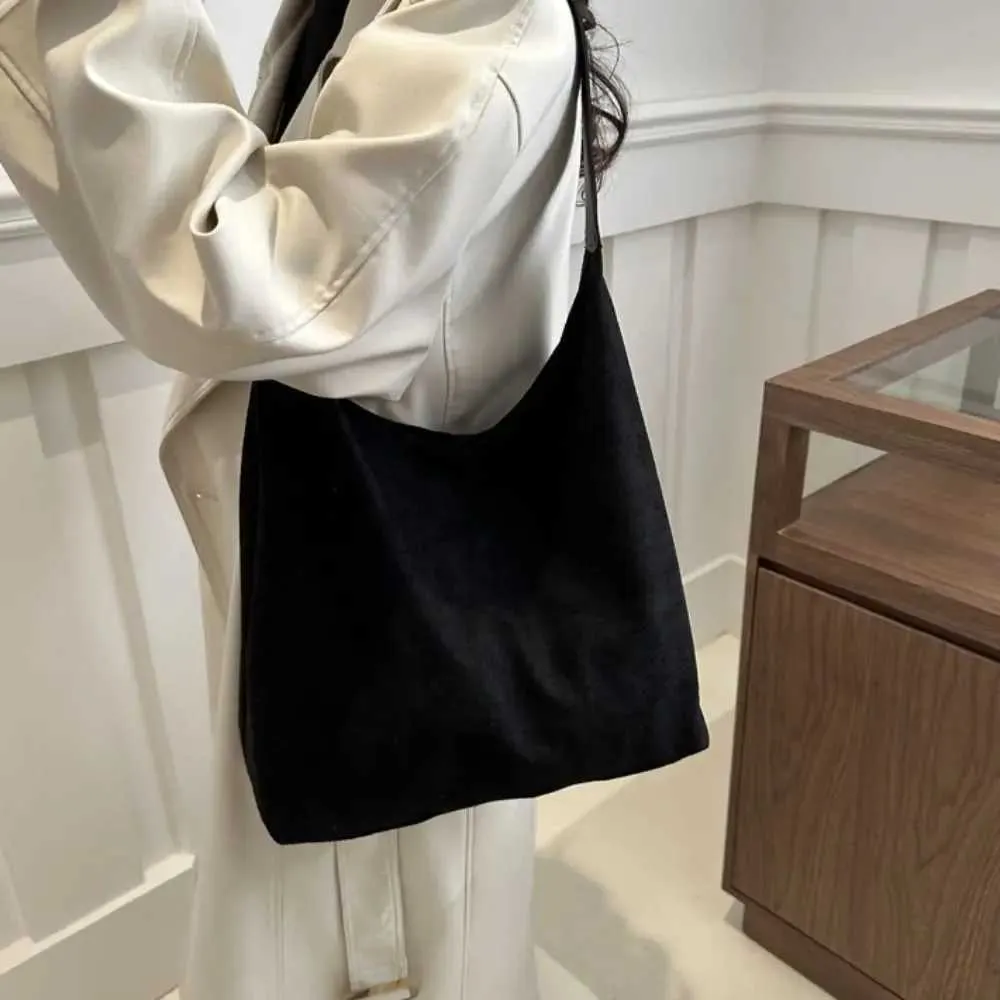 Borsa da designer Borsa da viaggio alla moda retrò in pelle scamosciata grande capacità alla moda per biancheria intima semplice borsa a tracolla Y241115_voghion.com
