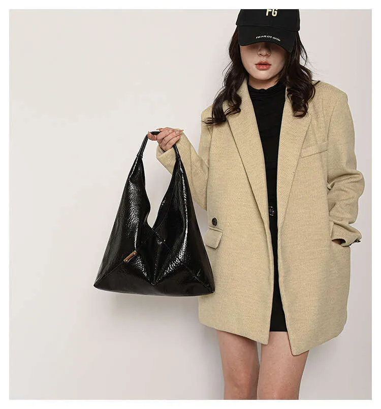 2024 Nouveau sac à bandoulière de style simple et cool à la mode avec triangle portable_voghion.com