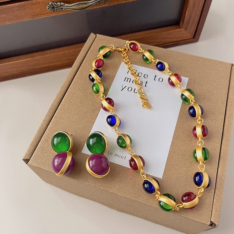 Collana corta con catena in vetro colorato circolare europeo e americano retrò, pesante, con lo stesso stile di orecchini_voghion.com