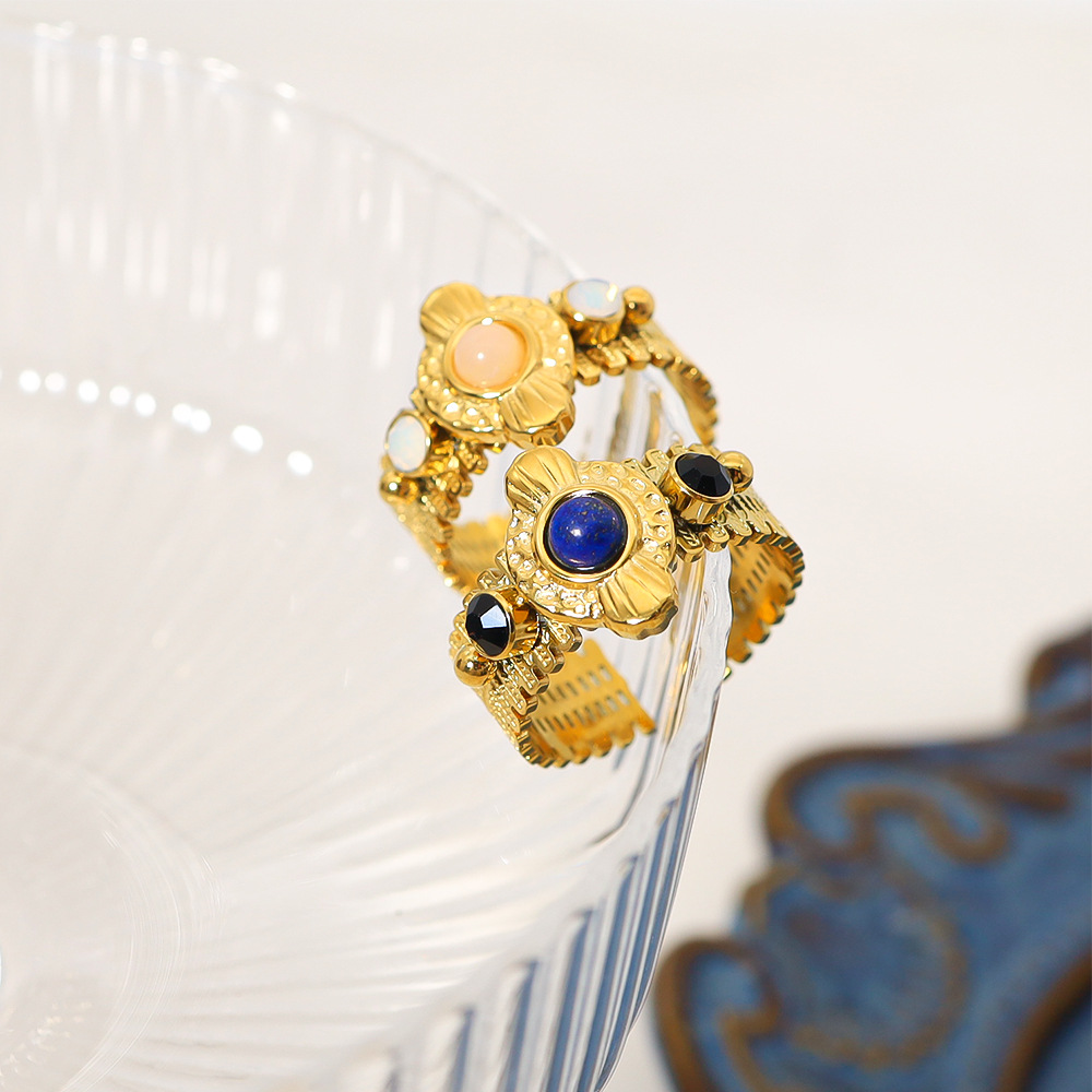 Bague en acier titane avec ouverture en pierre naturelle incrustée, conservant la couleur, offrant une sensation haut de gamme et polyvalente._voghion.com
