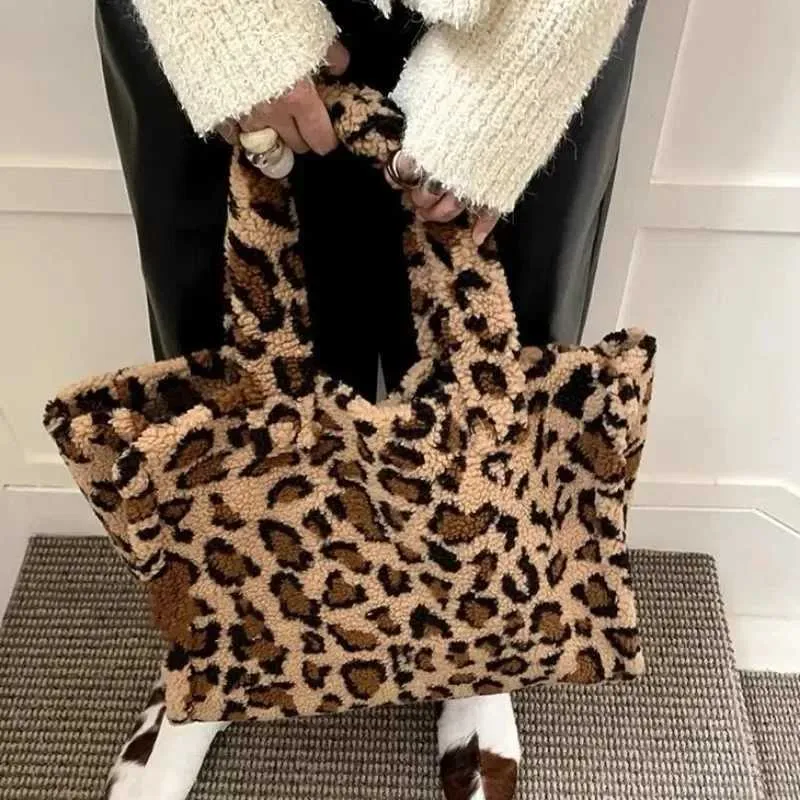 2025 New Autumn Winter Big Capacity Leopard Pattern Handbag College Students Plush Commuter Bag Lamb Wool Bags Versatile_voghion.com